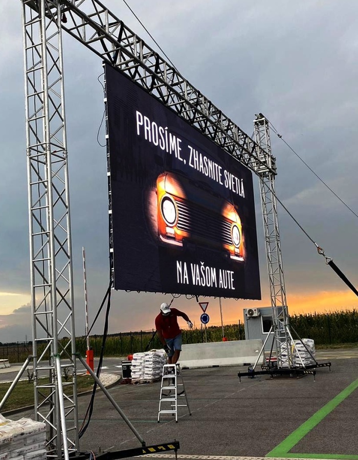 LED obrazovka pro autokino